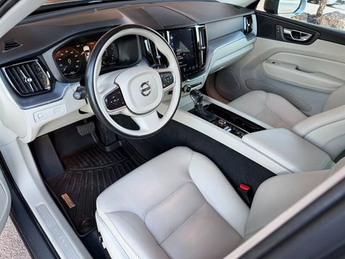 Used 2020 Volvo XC60 T6 Momentum image 2