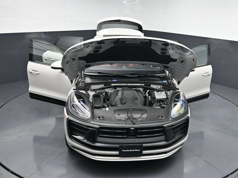 Used 2025 Porsche Macan AWD/4WD image 29