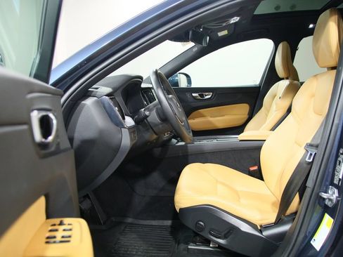Used 2020 Volvo XC60 T5 Momentum w/ Protection Package Premier AWD/4WD image 4