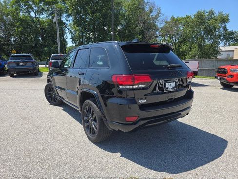 Used 2021 Jeep Grand Cherokee Laredo X image 2