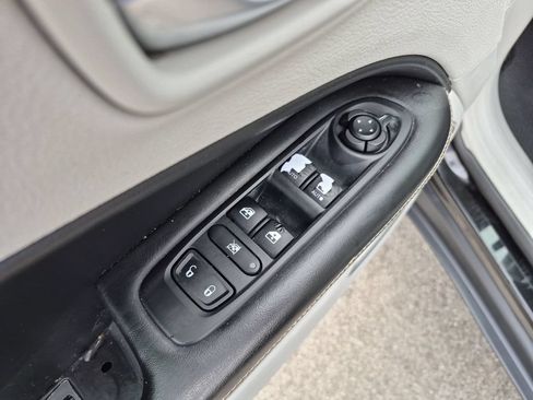 Used 2018 Jeep Compass Latitude FWD image 20