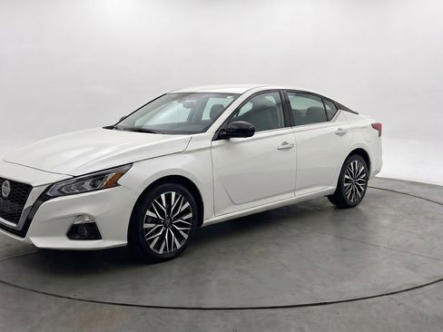 Used 2025 Nissan Altima 2.5 SV FWD image 3