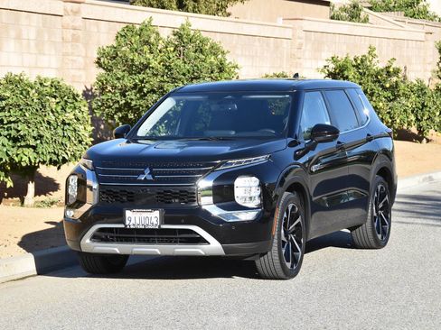 Used 2023 Mitsubishi Outlander SE image 37