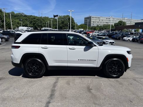 Used 2026 Jeep Grand Cherokee Altitude AWD/4WD image 7