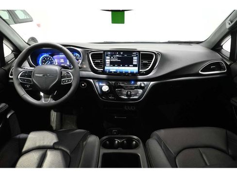 Used 2025 Chrysler Pacifica Select image 24