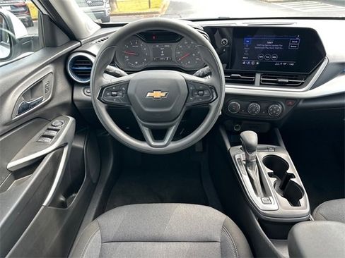 Used 2025 Chevrolet Trax LS w/ LS Convenience Package image 10