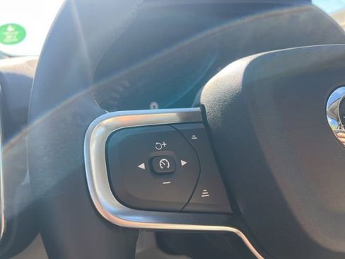 Used 2025 Volvo XC40 B5 Plus image 32