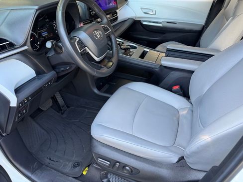 Used 2025 Toyota Sienna XLE w/ XLE Plus Package AWD/4WD image 18