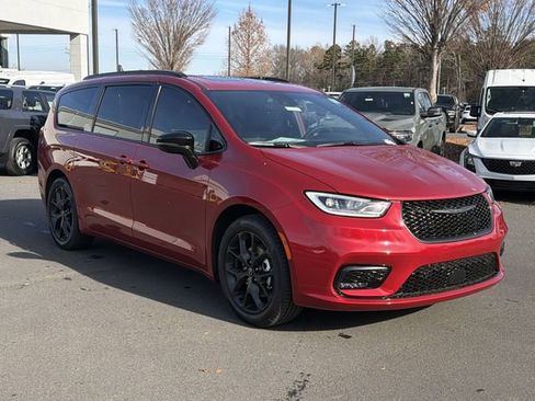 New 2026 Chrysler Pacifica Limited w/ S Appearance Package FWD image 14