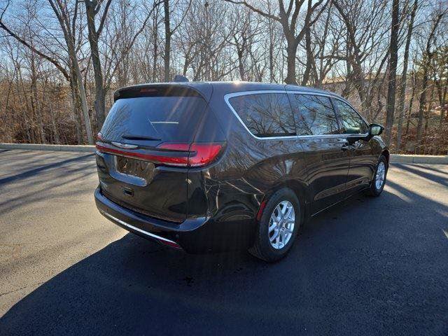 Used 2024 Chrysler Pacifica Touring-L FWD image 3