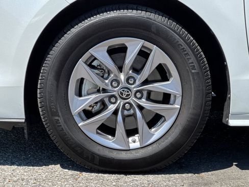 Certified 2022 Toyota Sienna XLE AWD/4WD image 27