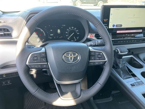 Certified 2025 Toyota Sienna XLE image 11