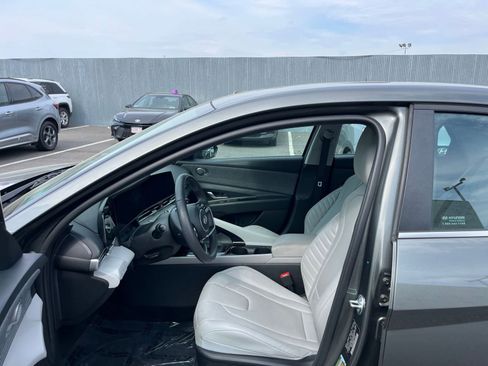 Used 2025 Hyundai Elantra Limited image 28