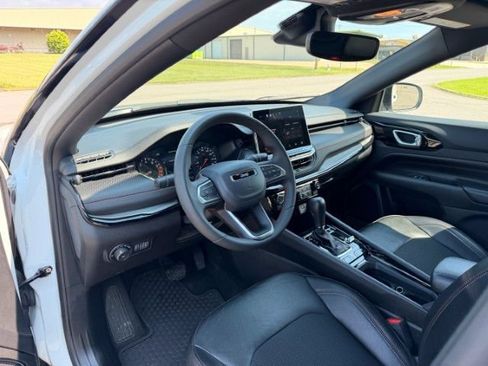 Used 2025 Jeep Compass Trailhawk AWD/4WD image 10