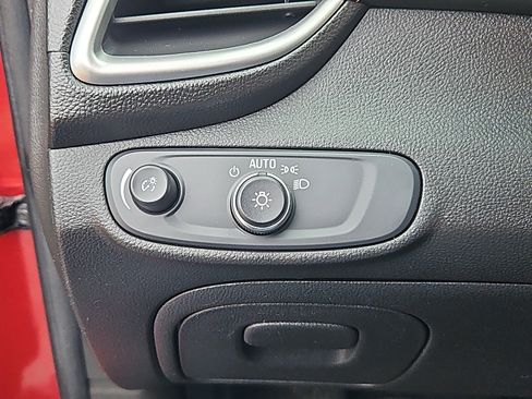 Used 2022 Chevrolet Trax LT w/ Driver Confidence Package image 9