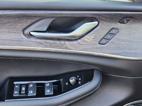 Used 2023 Jeep Grand Cherokee Overland w/ Luxury Tech Group IV image 32