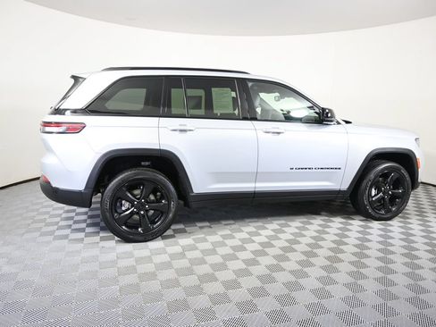Used 2023 Jeep Grand Cherokee Altitude AWD/4WD image 7
