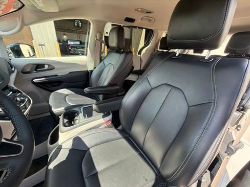 Used 2024 Chrysler Pacifica Touring-L FWD image 19