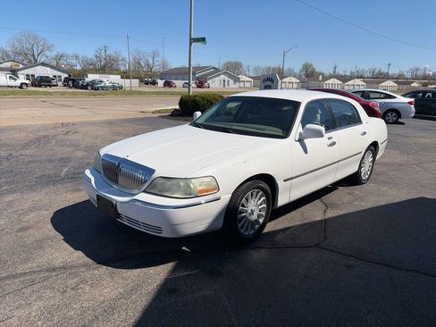 Used 2004 Lincoln Town Car Signature image 6