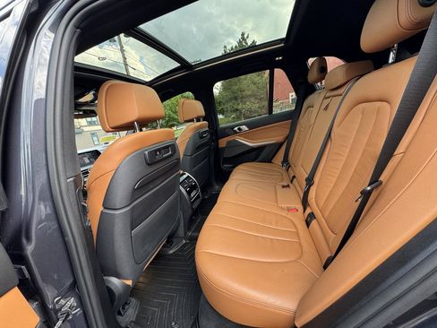 Used 2019 BMW X5 xDrive50i w/ Parking Assistance Package AWD/4WD image 10