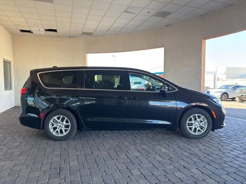 Used 2023 Chrysler Pacifica Touring-L image 4