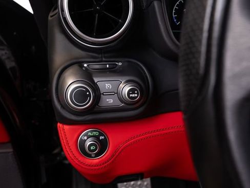 Used 2019 Ferrari Portofino RWD image 46