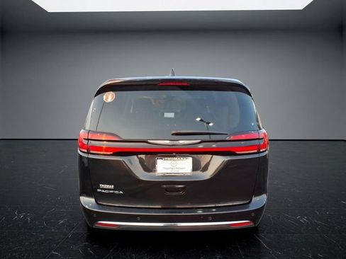 Used 2023 Chrysler Pacifica Touring-L FWD image 6