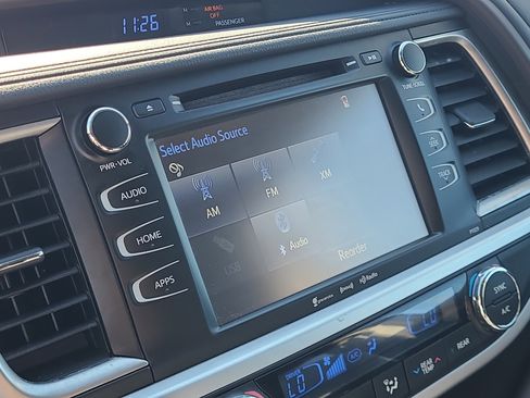 Used 2017 Toyota Highlander LE image 27