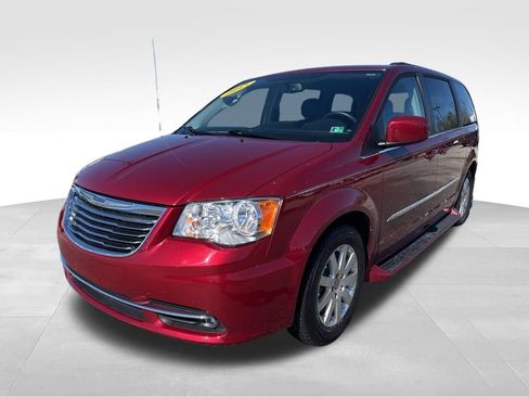 Used 2015 Chrysler Town & Country Touring image 2