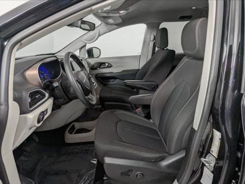 Used 2023 Chrysler Voyager LX image 14