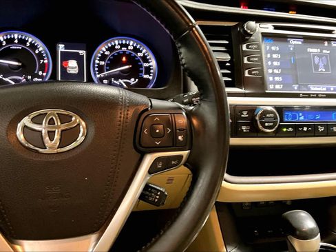 Used 2018 Toyota Highlander XLE AWD/4WD image 25