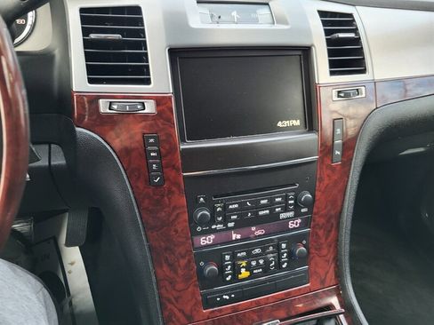 Used 2011 Cadillac Escalade ESV Luxury image 16