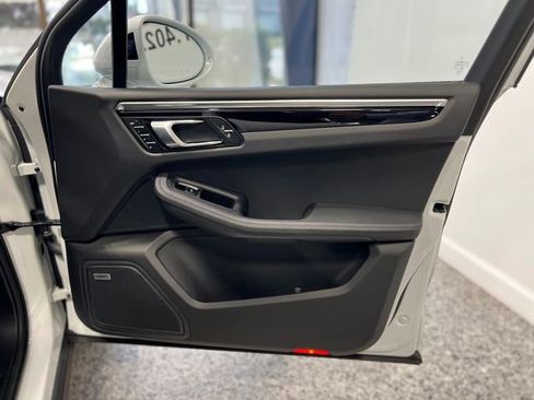 Used 2023 Porsche Macan Turbo image 35