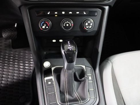 Used 2022 Volkswagen Taos SE w/ Panoramic Sunroof Package FWD image 34