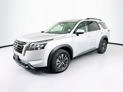 Used 2025 Nissan Pathfinder SV FWD image 3