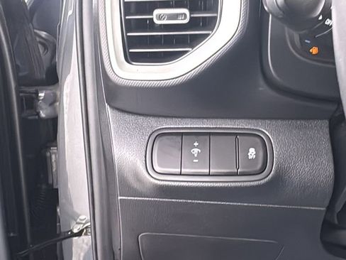 Used 2025 Hyundai Venue SEL image 31