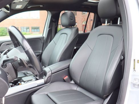 Used 2023 Mercedes-Benz GLB 250 4MATIC w/ Premium Package image 13