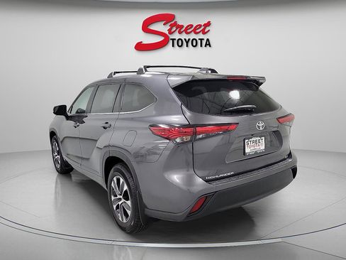 Used 2023 Toyota Highlander XLE FWD image 2