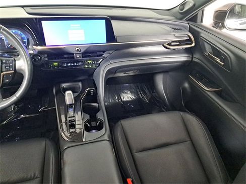 Used 2024 Toyota Crown Limited image 17