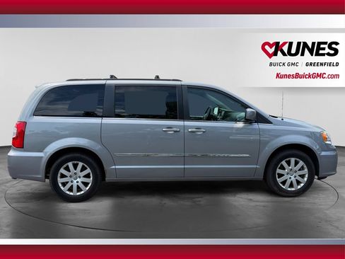 Used 2014 Chrysler Town & Country Touring FWD image 11