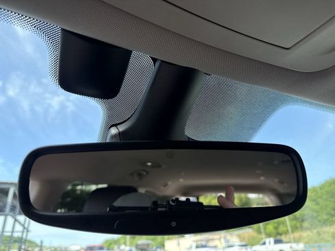Used 2022 Chrysler Pacifica Touring-L FWD image 33