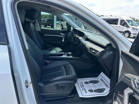Used 2022 Audi e-tron Premium w/ Convenience Plus Package image 13