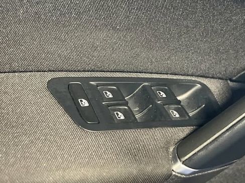 Used 2019 Volkswagen e-Golf SE w/ Driver Assistance Package image 12