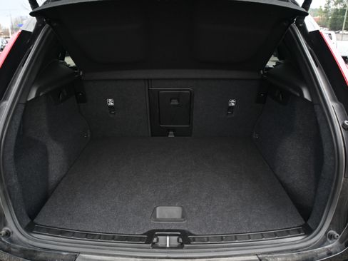 Used 2025 Volvo XC40 B5 Core image 12