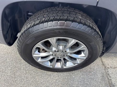 Used 2019 Jeep Cherokee Latitude Plus w/ Cold Weather Group AWD/4WD image 13