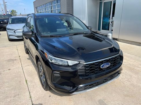 Used 2023 Ford Escape ST-Line w/ Tech Pack #1 AWD/4WD image 3