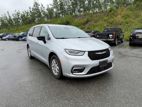 Used 2024 Chrysler Pacifica Touring-L FWD image 5