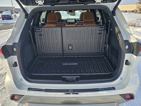 Used 2025 Toyota Highlander Platinum image 14