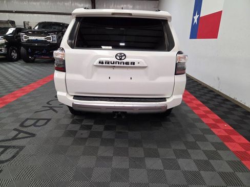 Used 2017 Toyota 4Runner TRD Off-Road Premium AWD/4WD image 12
