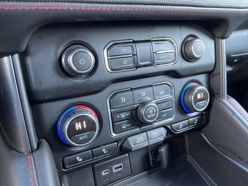 Used 2021 Chevrolet Suburban RST w/ Luxury Package image 39